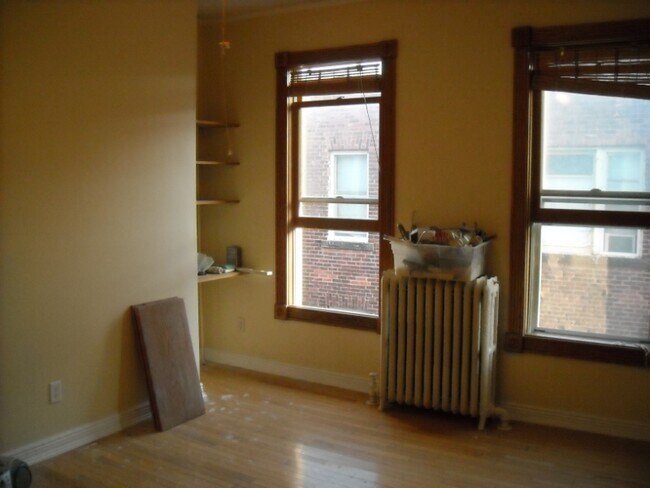 Foto del edificio - 2404 Dupont Ave S