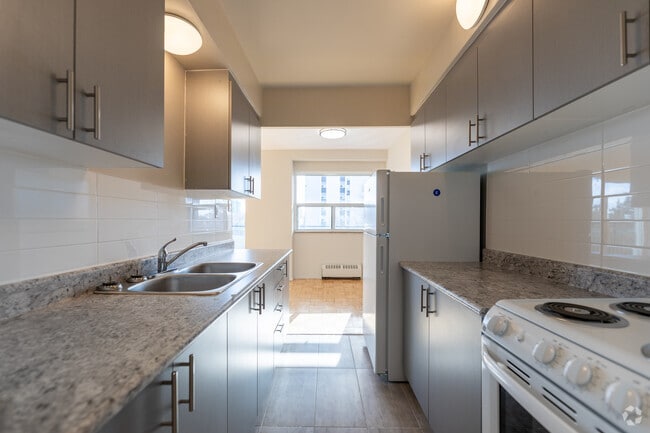 1BR, 1BA - 607SF - Kitchen - 898 Jane St
