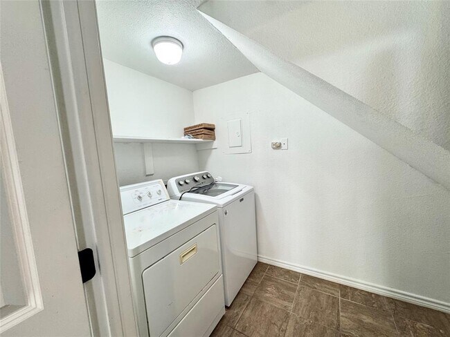 Building Photo - 6700 Cooper Ln