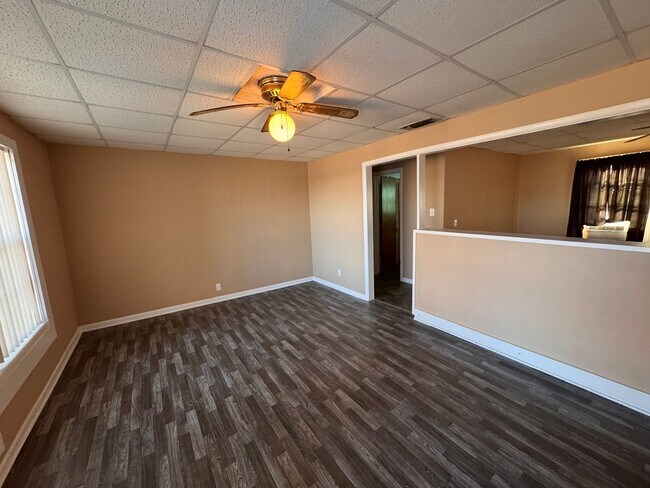 Foto del edificio - Small-Town Charm with Bonus Office Space