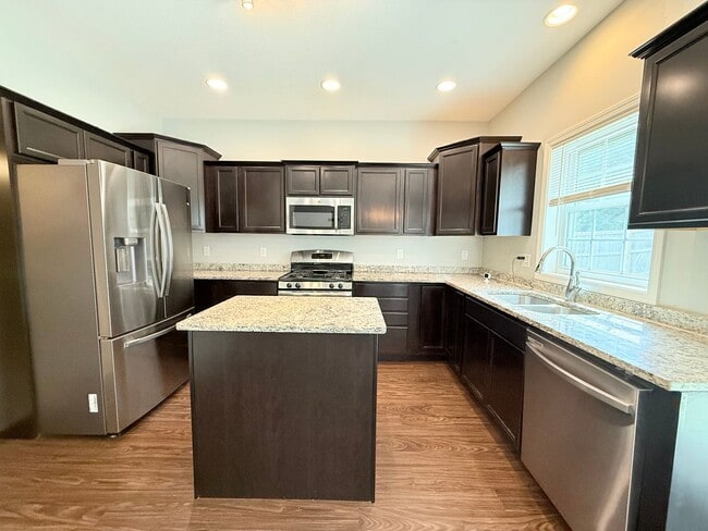 Building Photo - Incredible 4 bedroom house in Fox Creek!