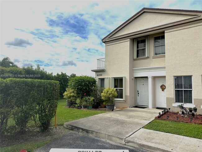 Building Photo - 9203 Fontainebleau Blvd