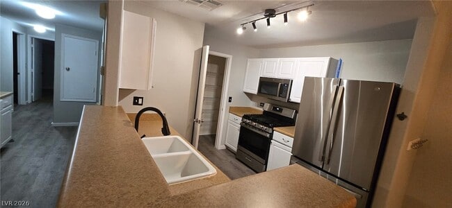 Building Photo - 8250 N Grand Canyon Dr