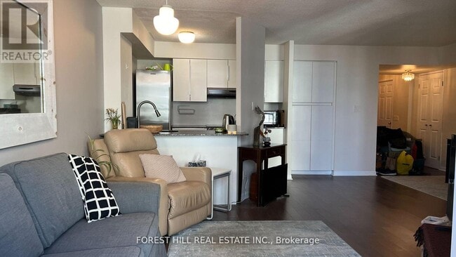 Photo du bâtiment - 24 Wellesley St W