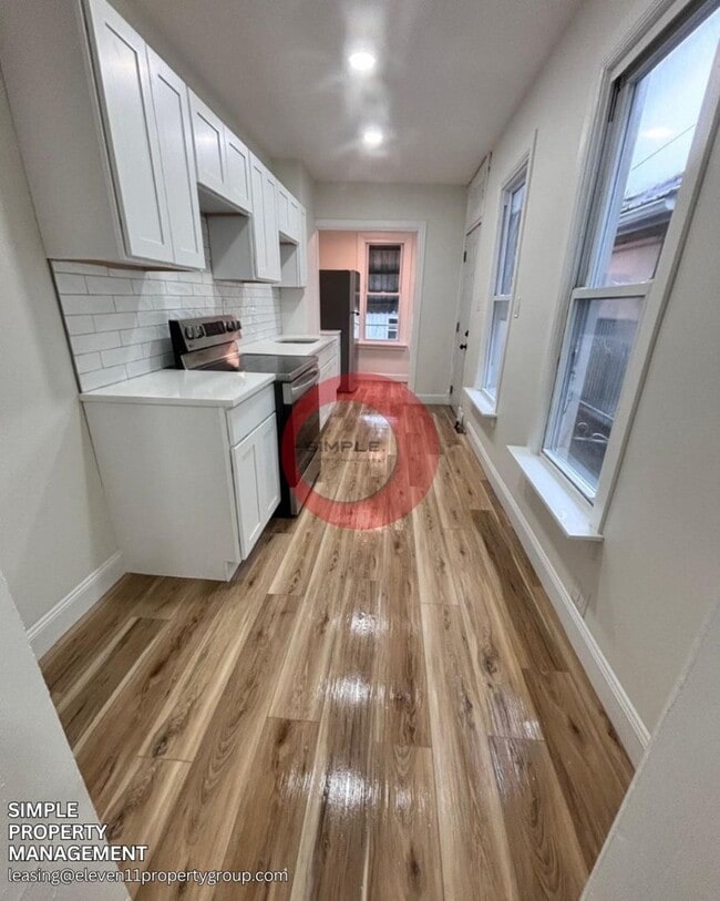 Building Photo - 4 Bedroom / 1 bathroom house