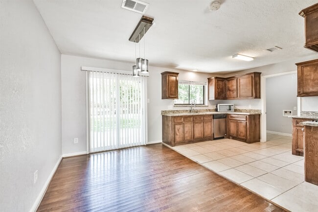 Building Photo - 7106 Pinetex Dr