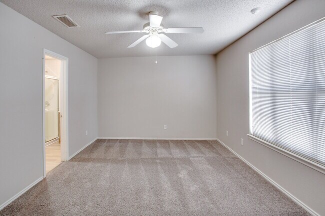 Foto del edificio - Spacious 2/2.5/2!