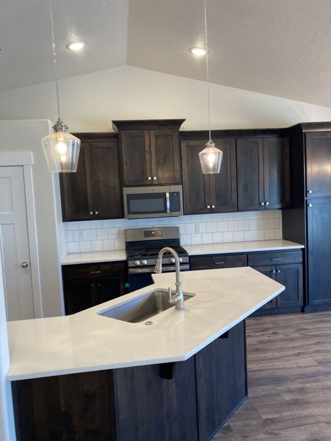 Building Photo - Newer 3 bedroom, 2 bath, one level home in...