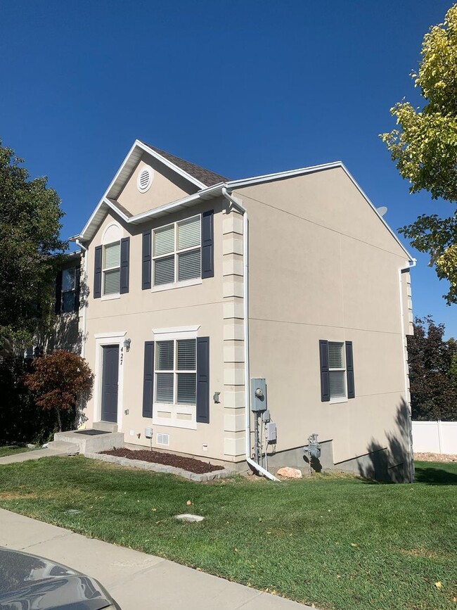 Building Photo - Draper Town Home w/3 bed, 2 1/2 bath and g...