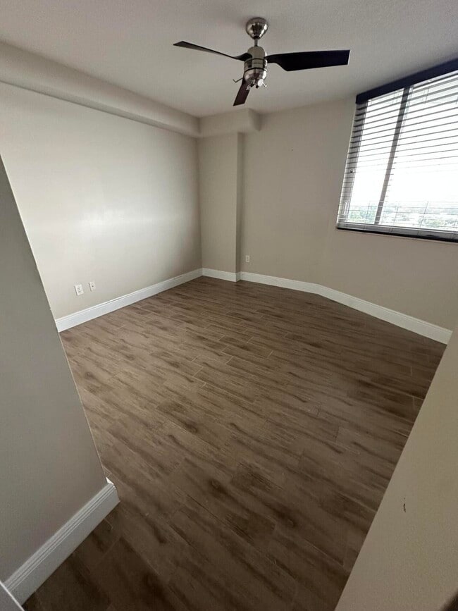 Building Photo - 1551 N Flagler Dr