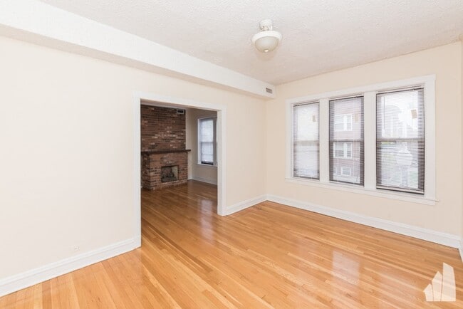Building Photo - 3750 N Racine Ave
