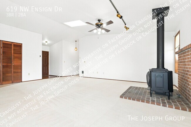 Foto del edificio - 619 NW Ensign Dr