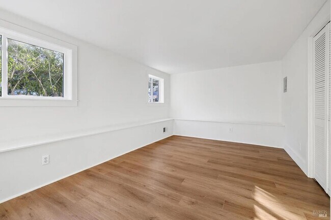 Foto del edificio - 242 D St