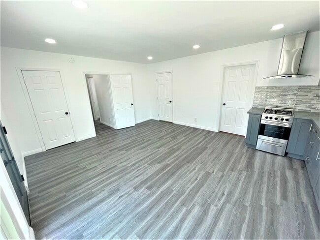 Building Photo - 8650 Orion Ave