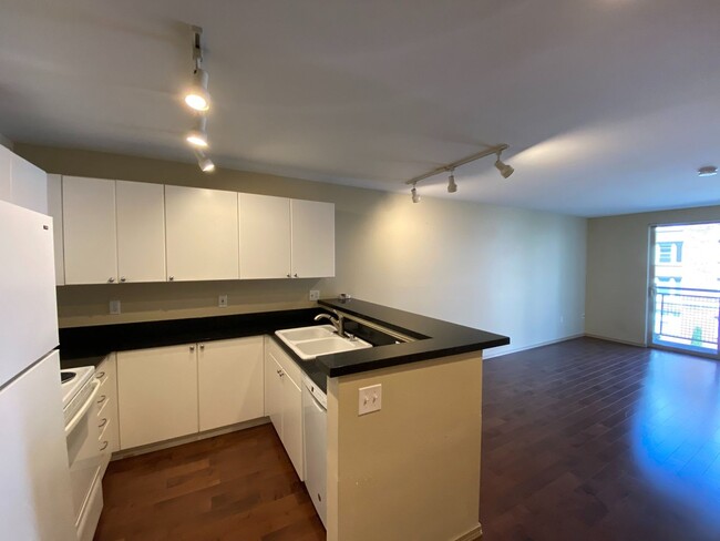 Foto del edificio - 1 Bed 1 Bath Condo in Seattle - Includes P...