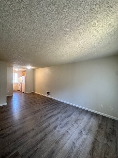 Foto del edificio - 2-Bedroom, First Floor Corner Unit with Laminate Flooring