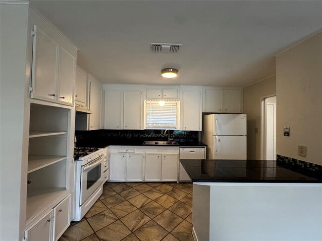 Building Photo - 5806 Coventry Ln