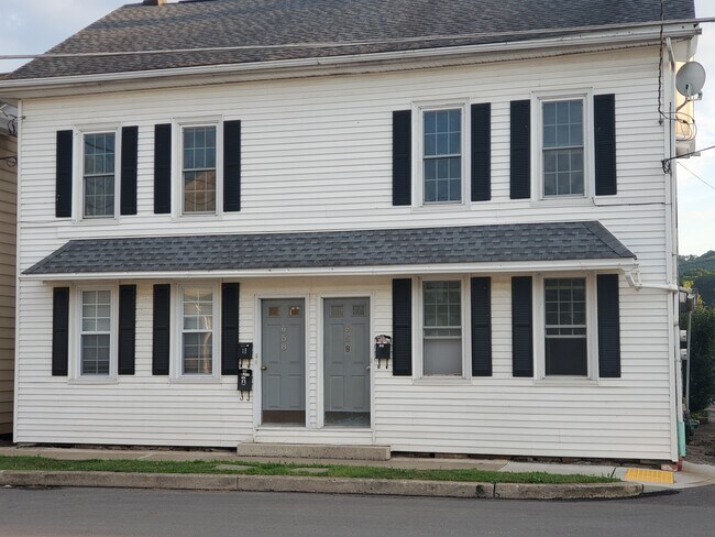Updated townhouse in quiet neighborhood - 658 Grand St