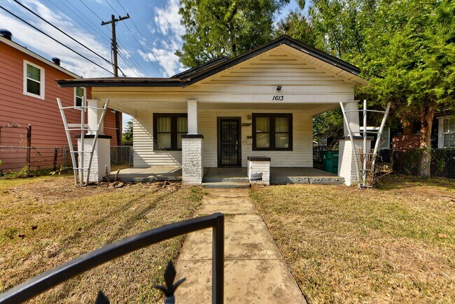 Building Photo - Come Home To The Plaza District - 3 bed, 1...