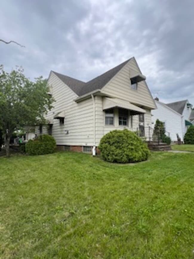 Building Photo - 871 E 232 St