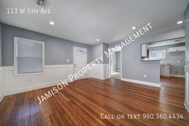 Foto del edificio - 113 W 5th Ave