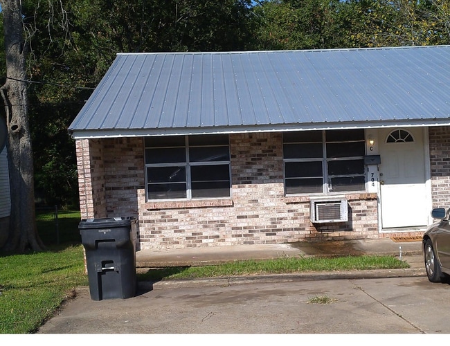 Building Photo - 704 S Strawberry Ave