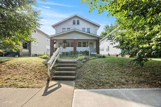 Building Photo - 925 Thomas Rd