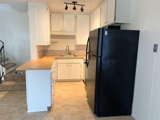 Building Photo - 2BR/1BA Townhome with pool in Penasquitos ...
