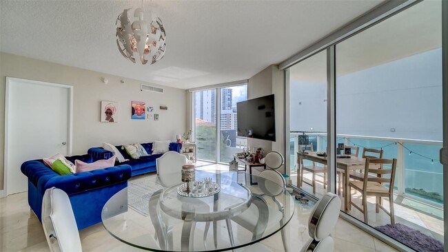 Foto del edificio - 150 Sunny Isles Blvd