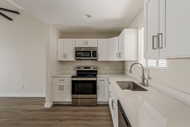 Building Photo - Beautifully remodeled 3bed/2ba Townhome - Ask about our Move-in Specials