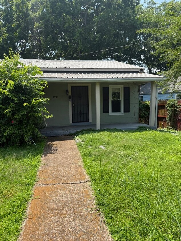 Primary Photo - Cute shotgun style 1 bedroom/downtown Nash...