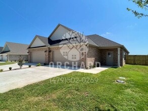 Building Photo - 544 Bradford Dr