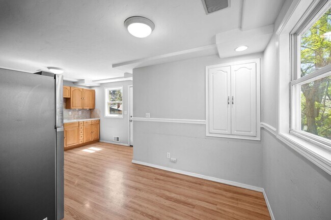 Building Photo - 5 Bedroom Northeast Spokane Home! - Availa...