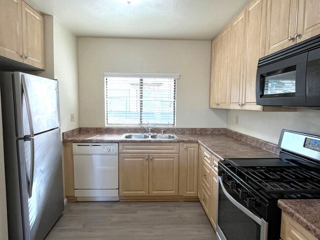 Building Photo - Great Santee condo available now!