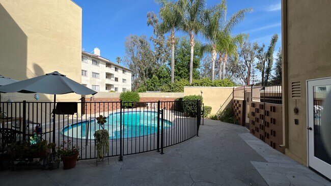 Piscina y lavandería - 5138 Hazeltine Ave