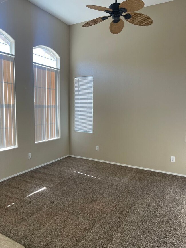 Foto del edificio - 4348 Santa Clarita Ave