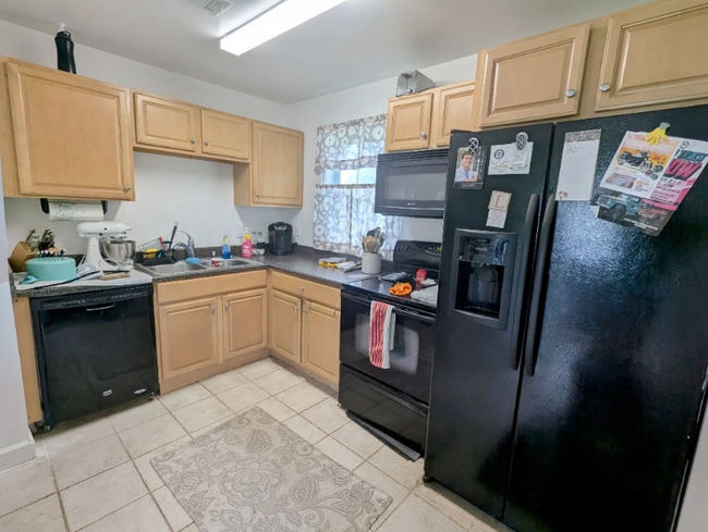 Building Photo - 144 Cabbel Dr