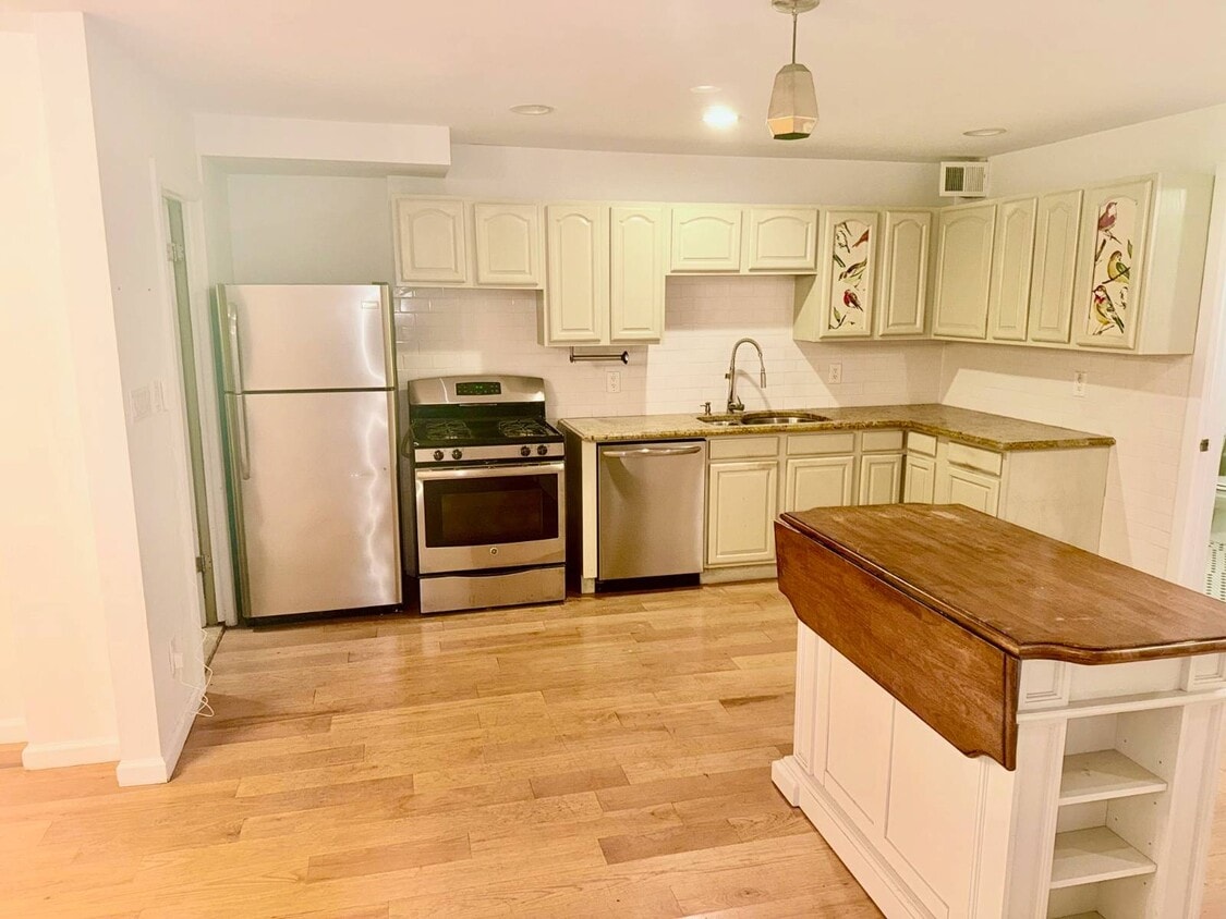 Primary Photo - 556 Decatur St