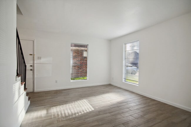 Building Photo - 424 Deckbar Ave