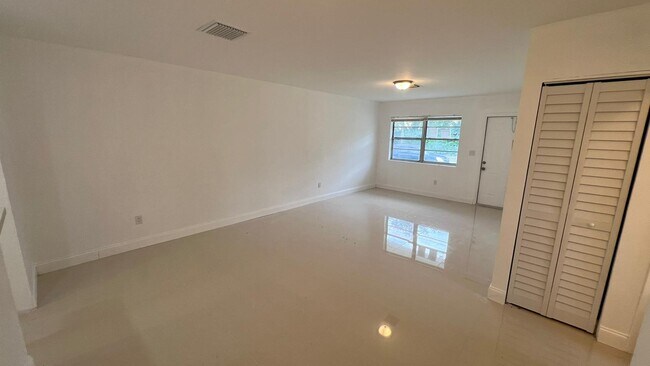 Foto del edificio - 19126 NW 2nd Ct