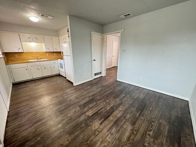 Building Photo - 1405 N Gray St