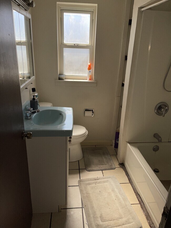 Building Photo - 2224 Spring St