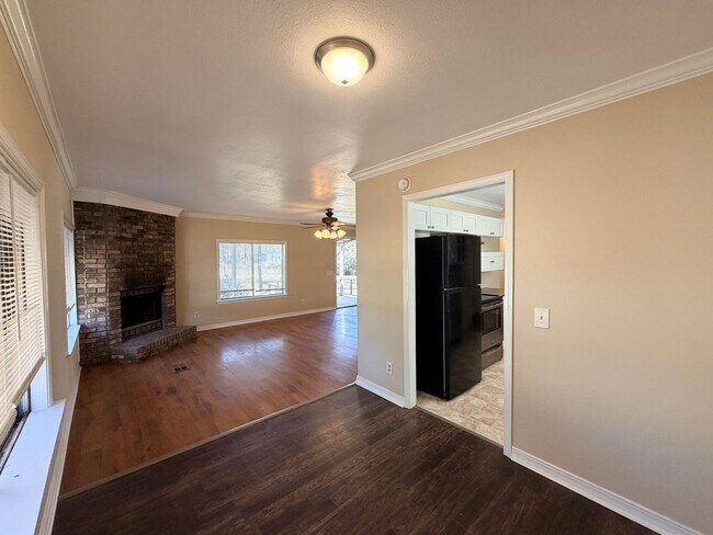 Foto del edificio - Updated in Keithville... Large yard.