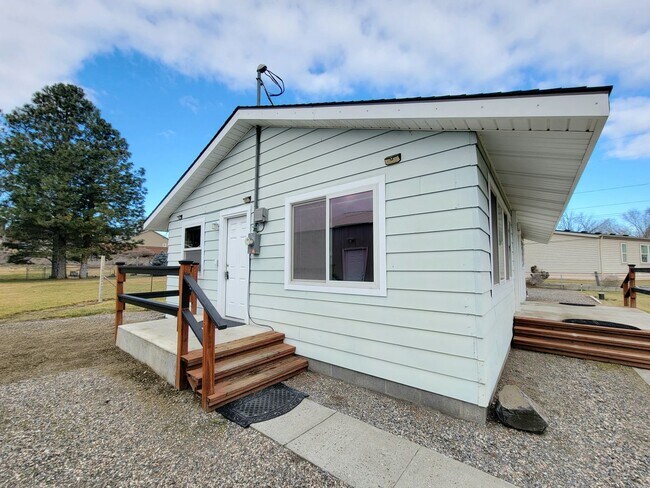 Building Photo - Home with HUGE shop in country setting