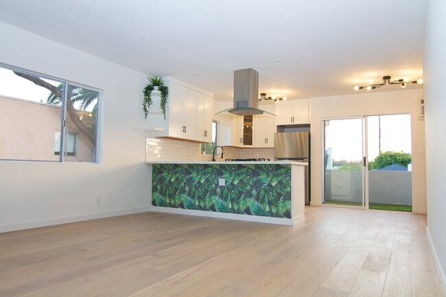 Foto del edificio - 3666 Greenfield Ave