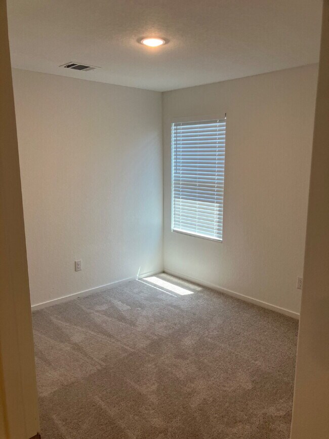 Building Photo - New Braunfels Serene Country View