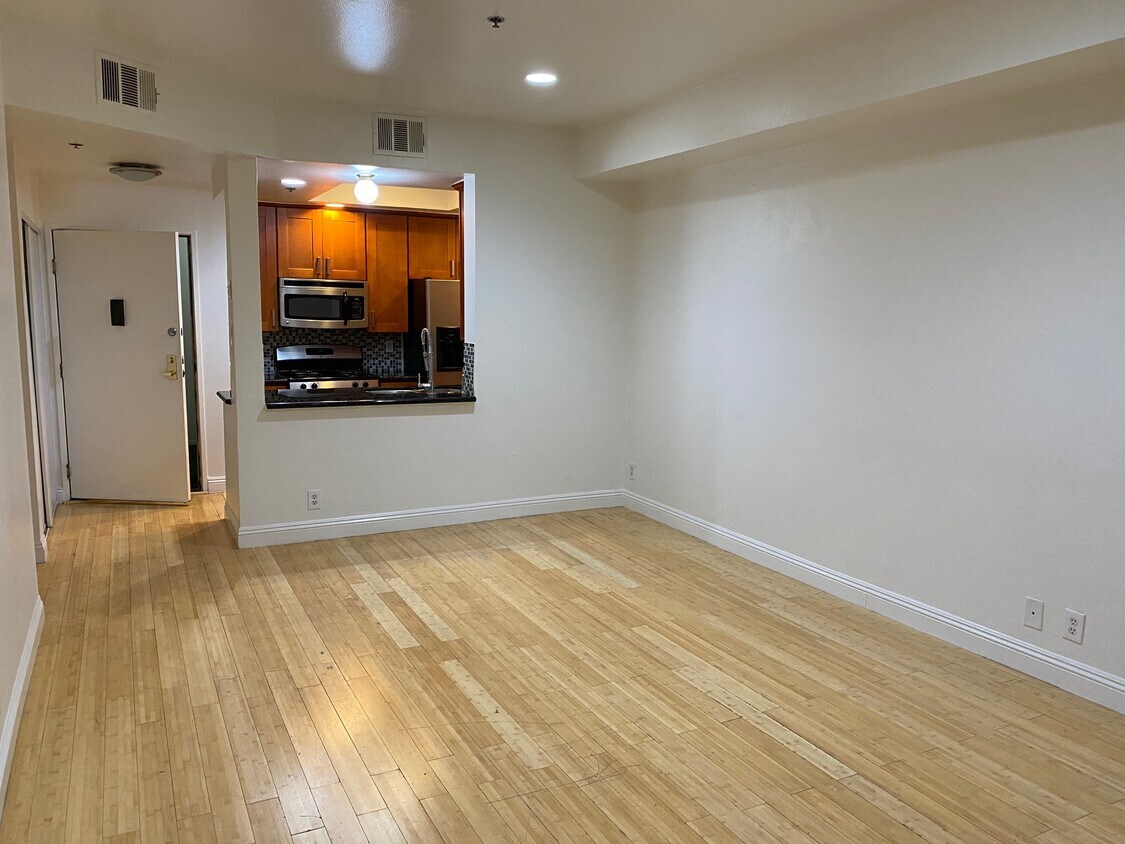 Primary Photo - 525 S Berendo St