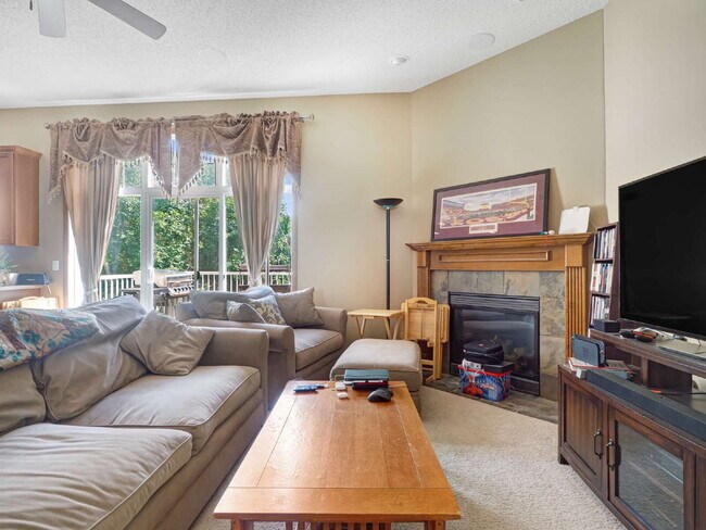 Foto del edificio - 3 Bedroom End Unit Townhome Available Sept...