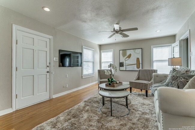 Building Photo - CHARMING 3-BEDROOM HOME IN ALAMO HEIGHTS