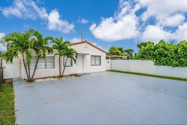 Building Photo - 2405 Funston St